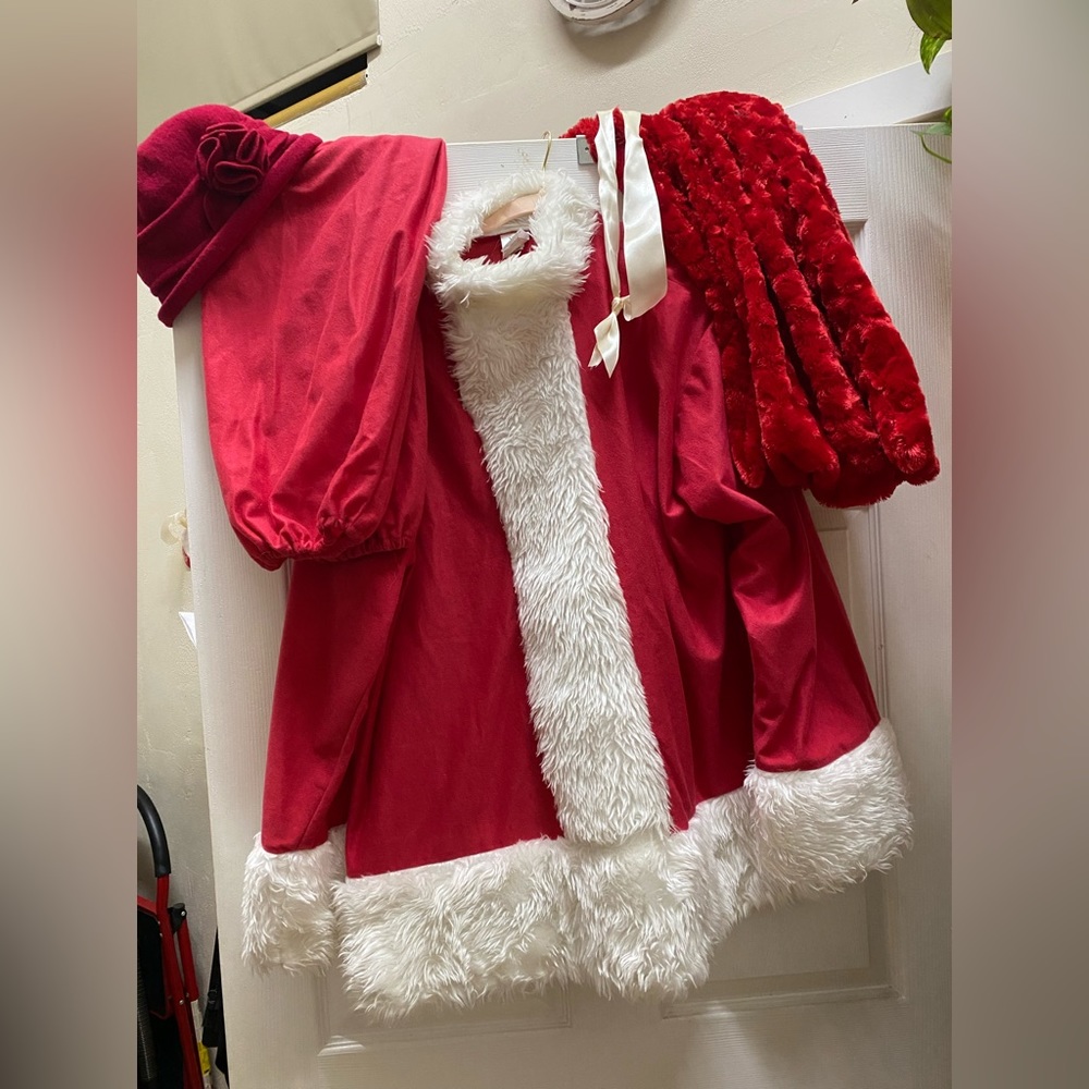 Mrs Clause santa suit set- so cute! Great red!